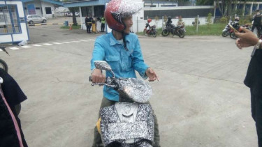 Seorang pengendara yang terkena dampak ledakan pabrik kimia di Kota Cilegon Banten, Jumat (29/12/2017)