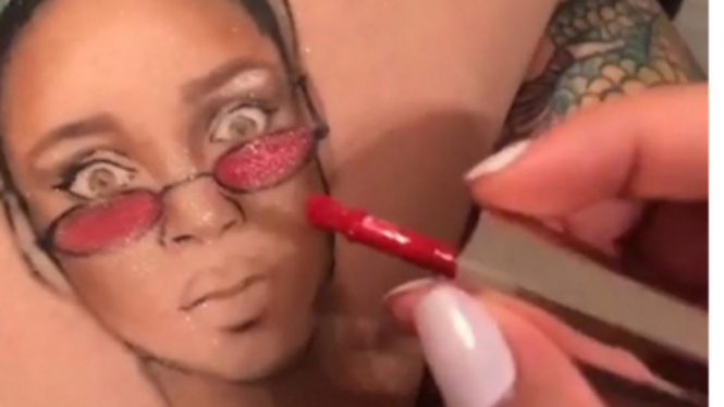 Rihanna dilukis menggunakan produk make up Fenty Beauty
