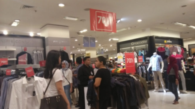 Gerai Debenhams Senayan City Gulung TIkar