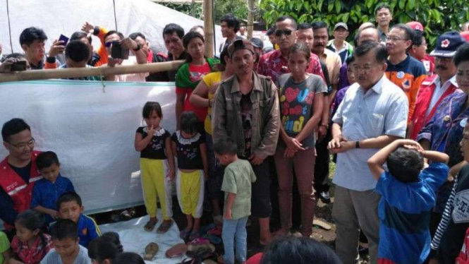 Jusuf Kalla kunjungi pengungsi erupsi Gunung Agung
