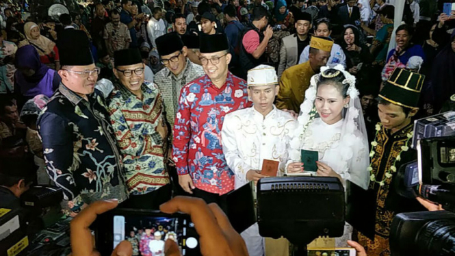 Pasangan yang ikut nikah massal di malam tahun baru 