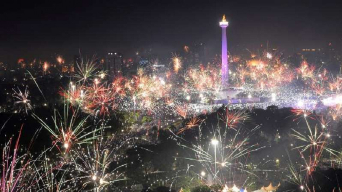 Pesta kembang api di malam tahun baru di Jakarta Indonesia