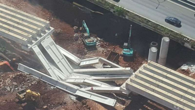 Bantalan jalan Tol Depok - Antasari  roboh. (@agusdidin)