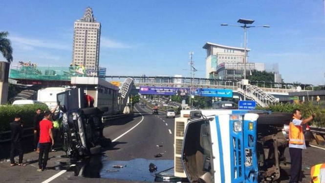 Fortuner dan truk yang bertabrakan di Tol Cawang.