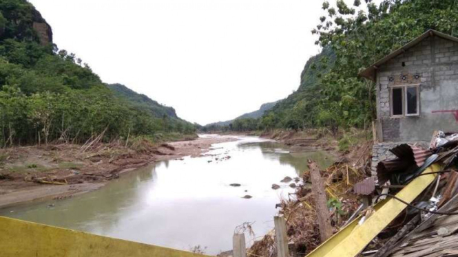 Jembatan Gantung Wunut ambrol