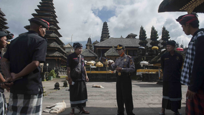 Gunung Agung Masih Keluarkan Hujan Abu