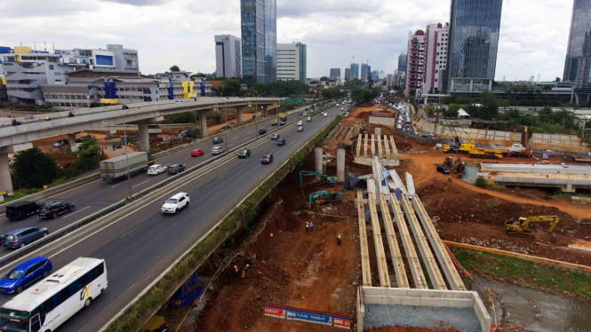 Girder beton Tol Antasari-Depok roboh (kanan). 