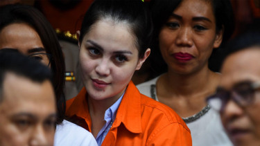 Jennifer Dunn memakai baju tahanan setelah ditangkap atas kasus narkoba.