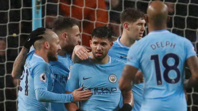 Pemain Manchester City rayakan gol Sergio Aguero.