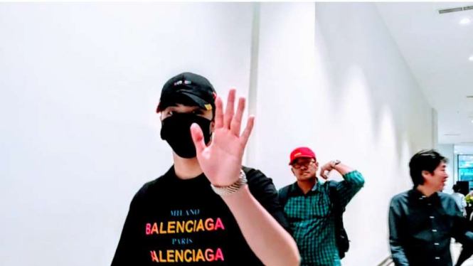 Mantan personel boyband MBLAQ, Thunder, saat tiba di Bandara Soekarno Hatta, Rabu (3/1/2017)