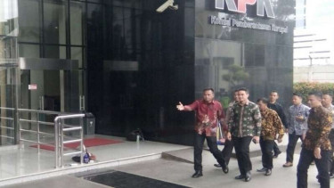 Gubernur Jambi Zumi Zola menjalani pemeriksaan di KPK