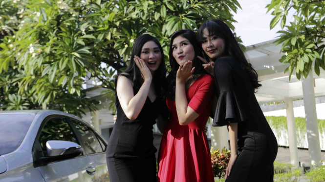 Imey (kanan) dan teman-temannya.