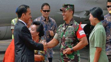 Jenderal Andika Perkasa ketika masih menjabat Pangdam Tanjungpura saat menyambut Presiden Jokowi di Pontianak.