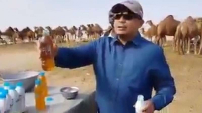  Ustaz Bachtiar Nasir mempraktikkan cara meminum kencing unta bercampur susu.