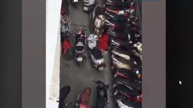 Parkir motor sempit.