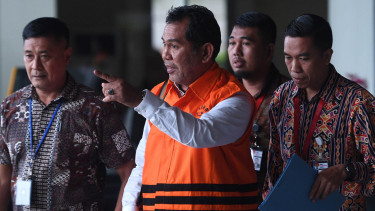 Bupati Hulu Sungai Tengah, Kalimantan Selatan Abdul Latif Ditahan KPK