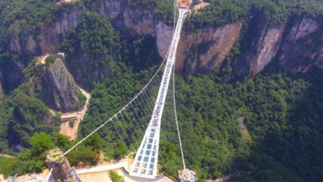 Jembatan kaca terpanjang di dunia