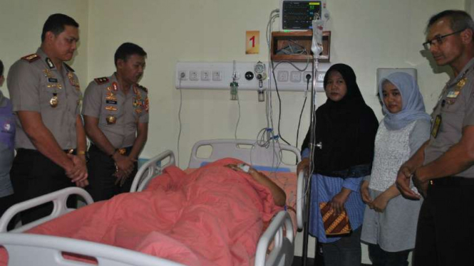 Kapolda dan Kapolres Jakarta Barat jenguk Brigadir Rizal Taufik