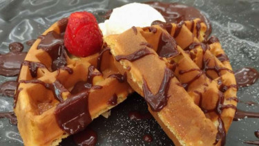 Makanan jajanan manis kue wafel waffle cokelat