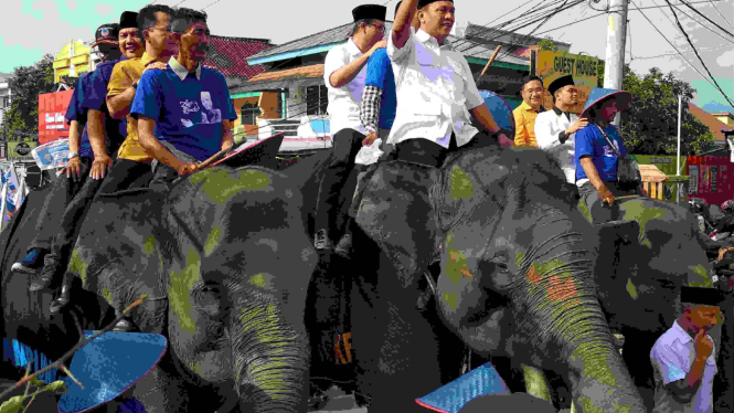 Pasangan Mustafa- Ahmad Jajuli daftar ke KPU naik gajah
