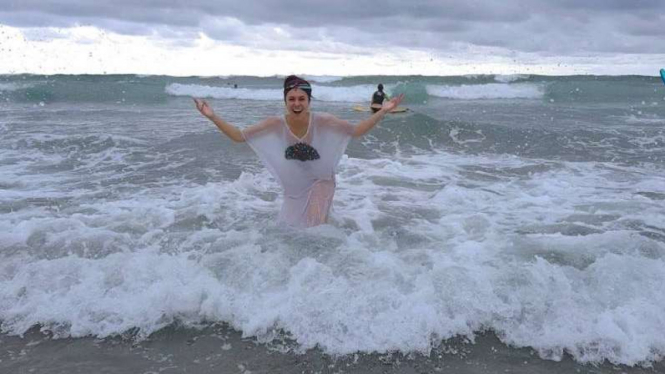 Wulan Guritno berlibur di Bali