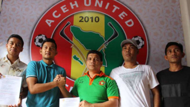 Presiden Aceh United,  M Zaini Yusuf, berjabat tangan dengan Rully Destrian