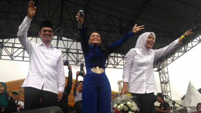 Calon wali kota dan wakil wali kota Palembang, Harnojoyo dan Fitrianti Agustinda, mendeklarasikan pencalonan mereka di Stadion Kamboja Palembang pada Selasa, 9 Januari 2018.