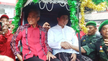 Ganjar Pranowo-Taj Yasin Maimoen mendaftar ke KPU Jateng 