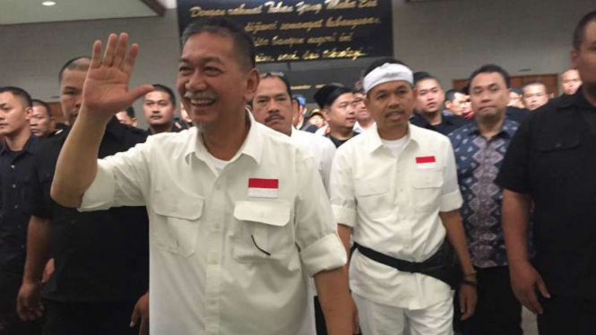 Deddy Mizwar (kiri) dan Dedi Mulyadi saat deklarasi sebagai pasangan calon gubernur dan wakil gubernur Jawa Barat gedung Sasana Budaya Ganesha, Kota Bandung, pada Selasa, 9 Januari 2018.