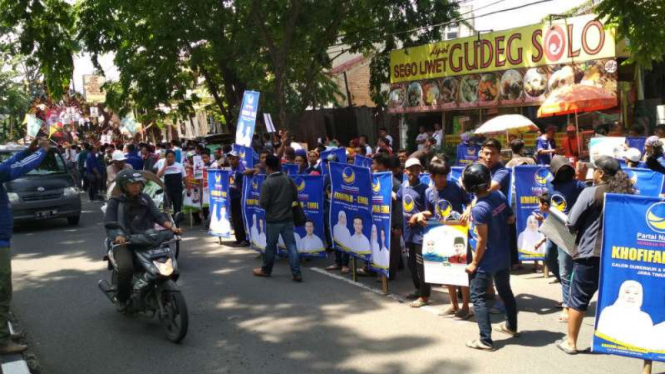 Massa pendukung Khofifah Indar Parawansa-Emil Dardak di kantor KPU Jawa Timur di Surabaya pada Rabu, 10 Januari 2018.