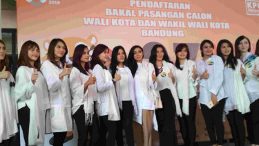 Mojang Bandung kawal Nurun Arifin daftar ke KPU Bandung.