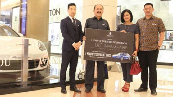 Fredrich Yunadi dapatkan Porsche setelah menang undian.