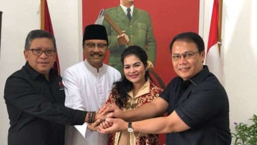 Puti Soekarno Putri (dua dari kanan).
