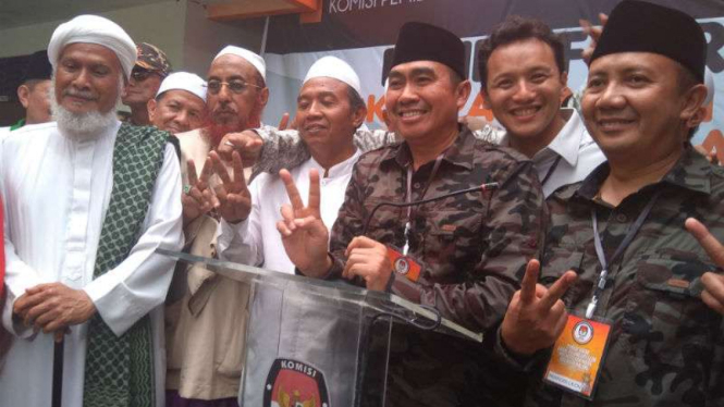Moreno Soeprapto (kedua dari kanan) mengantarkan Moch Anton dan Syamsul Mahmud mendaftar sebagai calon wali kota dan wakil wali kota Malang ke kantor KPU pada Rabu, 10 Januari 2018.
