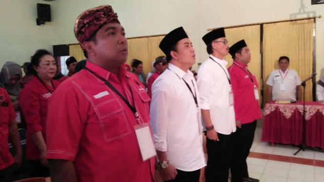 Pasangan Herujito dan Sugono Adinegoro (kemeja putih).