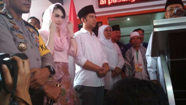 Arumi Bachsin saat pendaftaran Khofifah-Emil Dardak di kantor KPU Jatim di Surabaya pada Rabu siang, 10 Januari 2018.