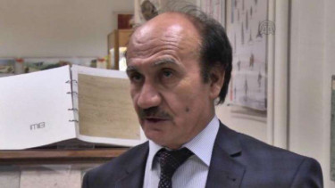  Yavuz Örnek, akademisi Turki yang yakin Nabi Nuh menggunakan ponsel.