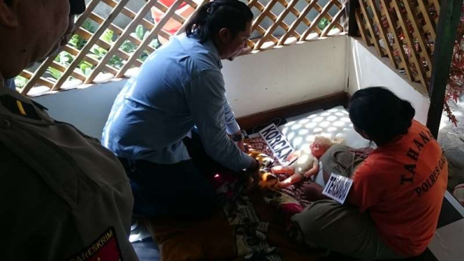 Cucu Cahyati peragakan cara membunuh bayinya.