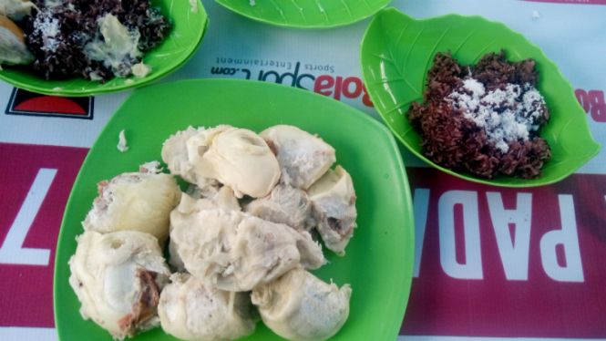 Ketan durian di Bukit Nona, Sumatera Barat.