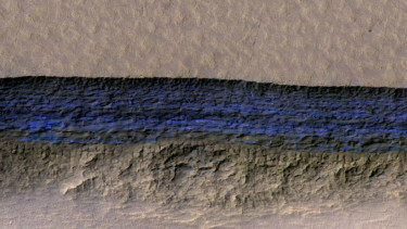 Ilustrasi es tebal di bawah lapisan permukaan Planet Mars 