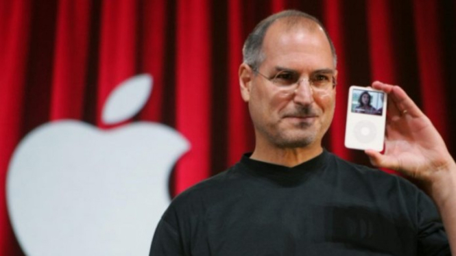 Mendiang Steve Jobs saat meluncurkan iPod.