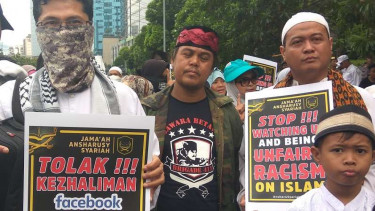 Massa pendemo di Kantor Facebook.