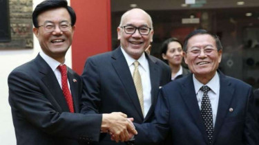 Duta Besar RI untuk Polandi, Peter F Gontha (tengah), bersama duta besar Korea Selatan dan Korea Utara.
