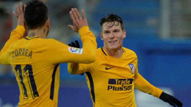 Pemain Atletico Madrid, Kevin Gameiro rayakan gol.