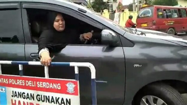 Emak-emak berusaha menerobos barikade polisi.