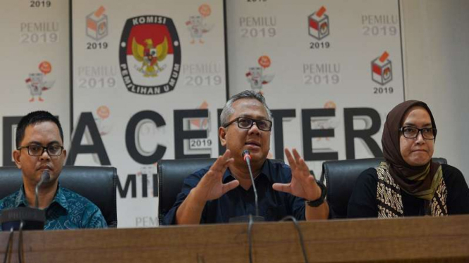 Ketua KPU Arief Budiman (tengah) bersama komisioner KPU Viryan dan Evi Novida