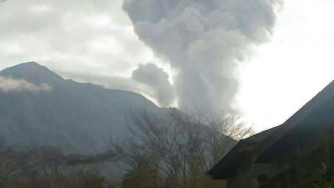 Gunung Agung di Kabupaten Karangasem, Bali, dilaporkan erupsi lagi.