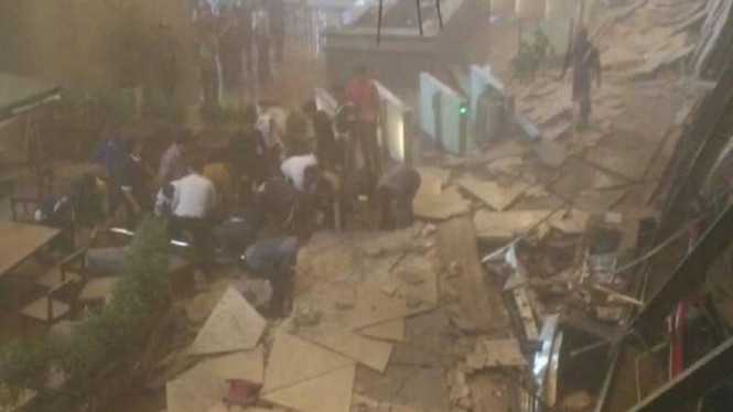 Kondisi selasar Gedung BEJ yang roboh.