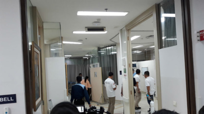 Korban balkon BEI roboh dibawa ke RS Siloam Semanggi