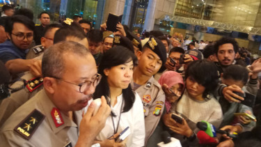 Pengelola Gedung BEI, Farida Riyadi (Berbaju putih) dan Kepala Divisi Humas Mabes Polri Irjen Pol Setyo Wasisto di gedung BEI, Senin (15/1/2018)